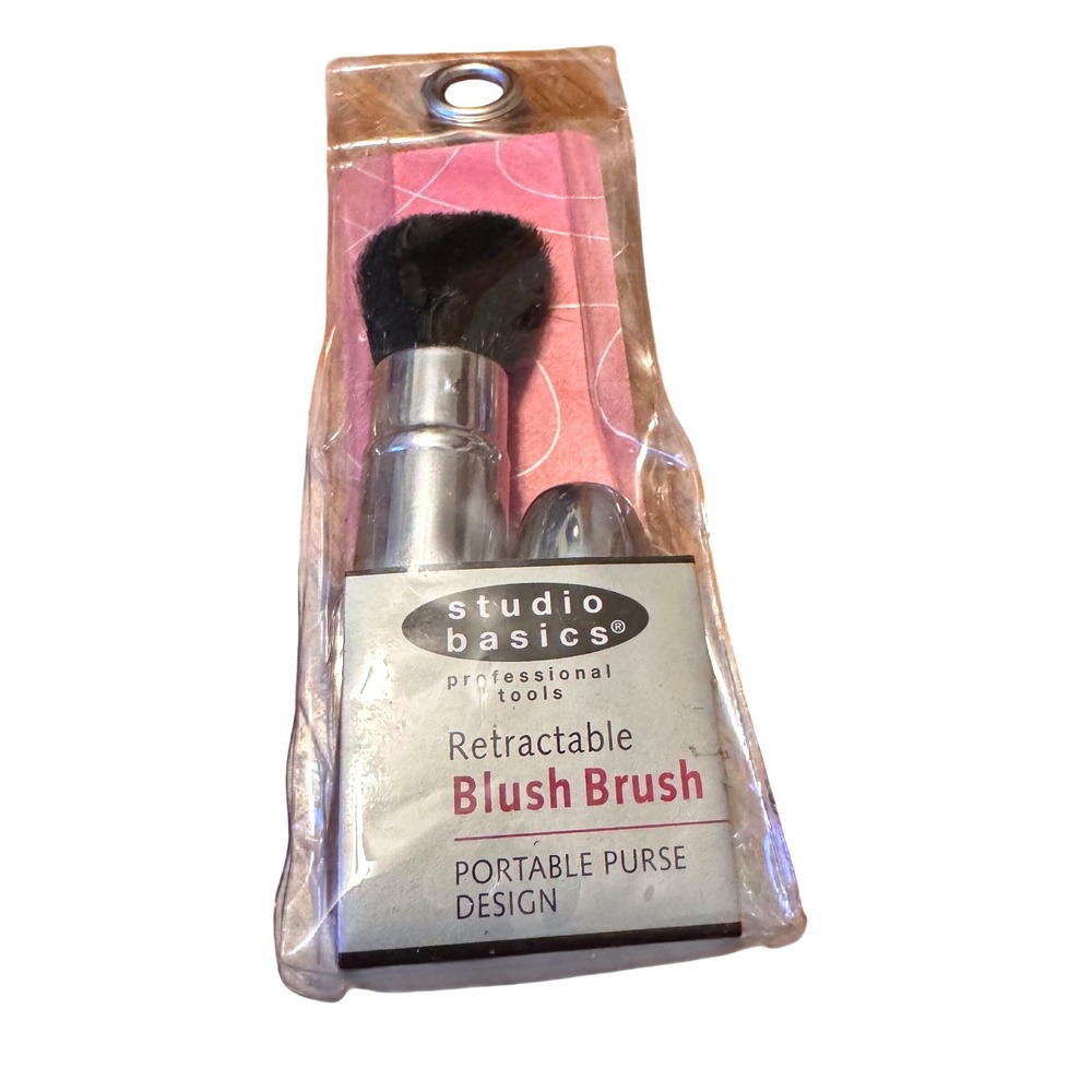 $3 BUNDLE ITEM NWT Studio Basics Retractable Blush Brush Portable Purse Design